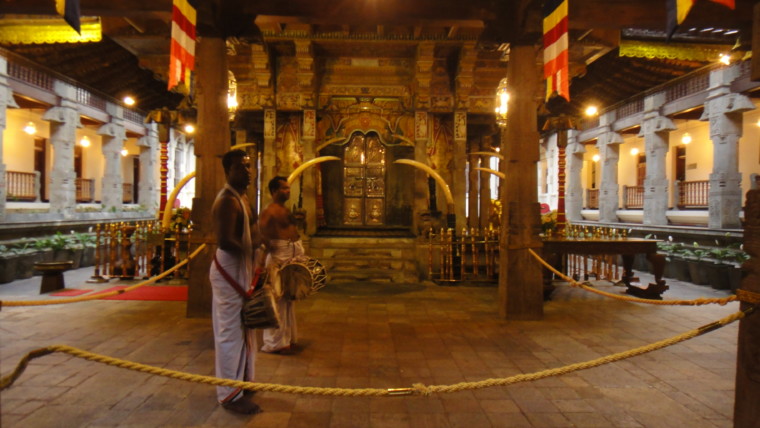 仏歯寺のプージャ